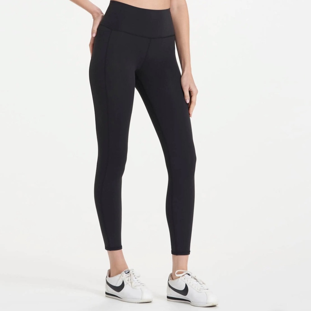 Vuori Studio Pocket Legging in Black